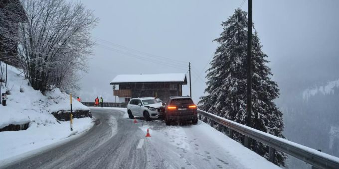 Die total beschädigten Fahrzeuge mussten aufgeladen und abtransportiert werden. Unfall