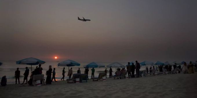Menschen an einem Strand in Bangladesch. Bangladesch