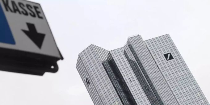 Die Deutsche Bank wird von der Finanzaufsicht Bafin zur Kasse gebeten. Foto: Arne Dedert/dpa Die Deutsche Bank wird von der Finanzaufsicht Bafin zur Kasse gebeten. Foto: Arne Dedert/dpa