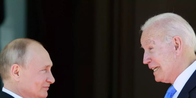 ARCHIV - Der russische Präsident Wladimir Putin (l) und US-Präsident Joe Biden bei einem Treffen im Juni. (Archivbild) Foto: Denis Balibouse/Pool Reuters/dpa ARCHIV - Der russische Präsident Wladimir Putin (l) und US-Präsident Joe Biden bei einem Treffen im Juni. (Archivbild) Foto: Denis Balibouse/Pool Reuters/dpa