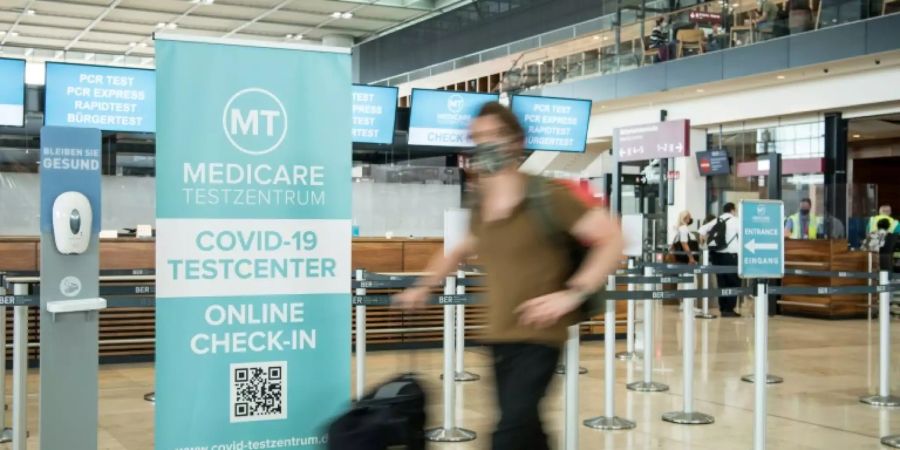 Reisende am Flughafen
