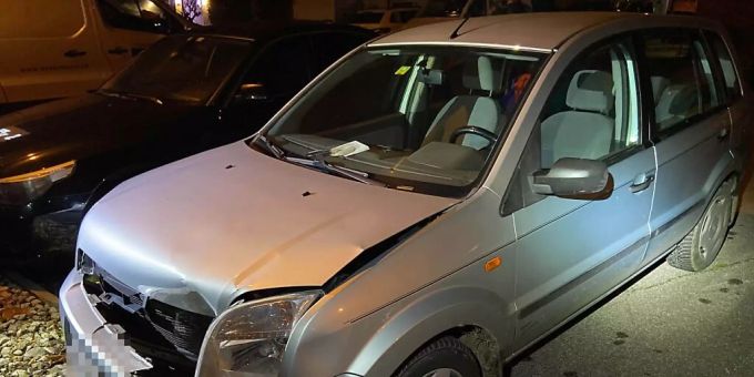 Nach einem Bagatellunfall ist ein 18-jähriger Autofahrer offensichtlich betrunken auf Polizisten losgegangen, die ihn zu Hause aufgesucht hatten. Kantonspolizei Aargau