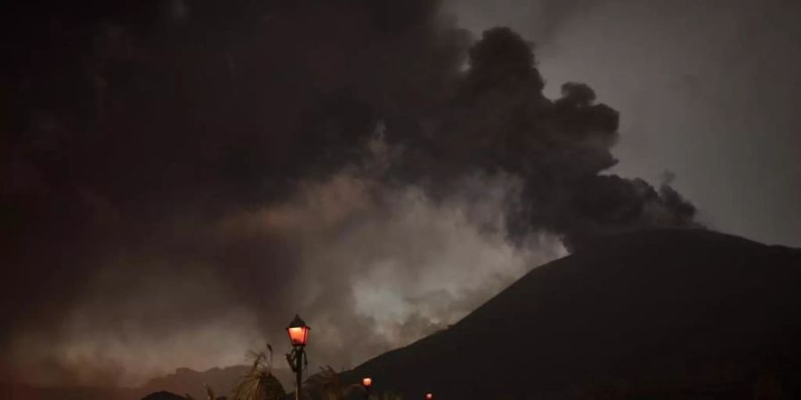 Rauch steigt aus dem Vulkan. Foto: Emilio Morenatti/AP/dpa