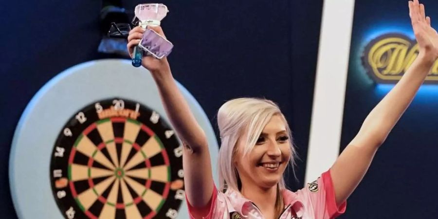 Darts-Spielerin Fallon Sherrock. Foto: Tess Derry/PA Wire/dpa