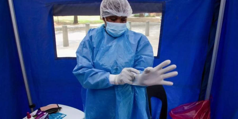 Corona-Test im südafrikanischen Soweto. Vor gut zwei Wochen wurde die Coronavirus-Variante Omikron im Land entdeckt. Foto: Denis Farrell/AP/dpa