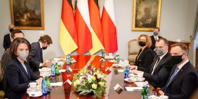 Die Ukraine-Krise, die Situation an der polnisch-belarussischen Grenze oder Nord Stream 2. An brisanten Themen mangelt es beim Antrittsbesuch von Aussenministerin Baerbock in Polen nicht. Foto: Kay Nietfeld/dpa ukraine