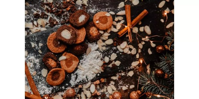 Weihnachtsguetzli lassen sich meist gut mit weniger Zucker backen. Guetzli