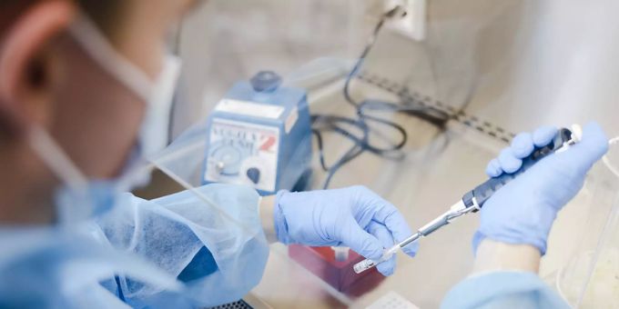 Ein Labor-Mitarbeiter verarbeitet Corona-Proben in einem Labor am Flughafen Zürich. Das neu eröffnete Flyender Labor bietet nach eigenen Angaben die schnellsten PCR-Tests in der Schweiz an. Ein Labor-Mitarbeiter verarbeitet Corona-Proben in einem Labor am Flughafen Zürich. Das neu eröffnete Flyender Labor bietet nach eigenen Angaben die schnellsten PCR-Tests in der Schweiz an.