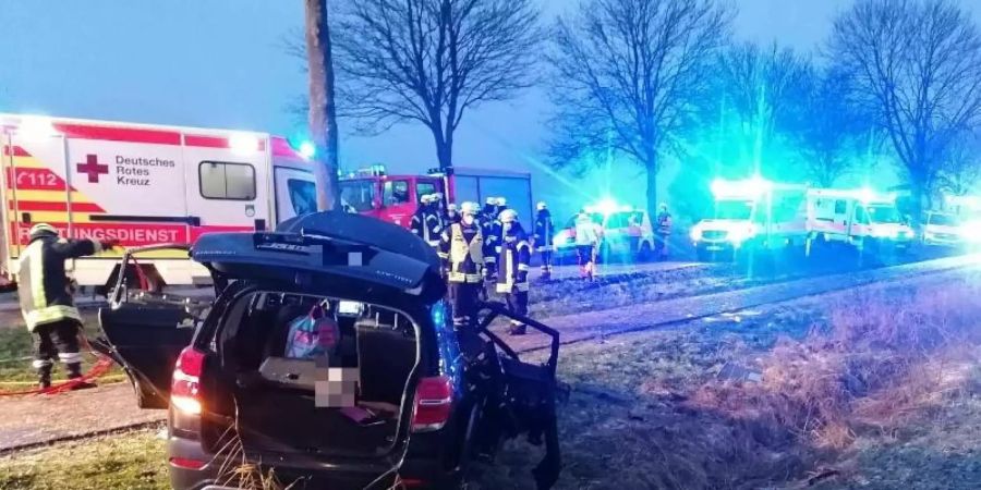 Bei einem schweren Verkehrsunfall in Drochtersen ist die 15 Jahre alte Tochter des Fahrers ums Leben gekommen. Foto: //Polizeiinspektion Stade/dpa