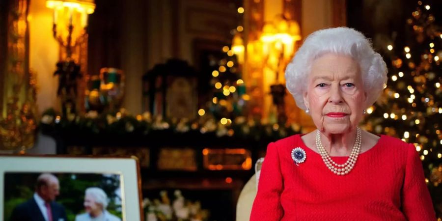 Queen Elizabeth II. gedenkt Prinz Philip in ihrer Weihnachtsansprache 2021.