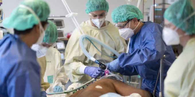 Ärzte und Pflegende kümmern sich am Zürcher Stadtspital Triemli um Patienten, die sich mit dem Coronavirus angesteckt haben. Coronavirus Schweiz Spital