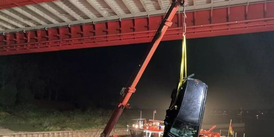 Das Auto eines Anglers wird am frühen Mittwochmorgen am Duisburger Hafen aus dem Wasser gezogen. Foto: Polizei Duisburg/dpa