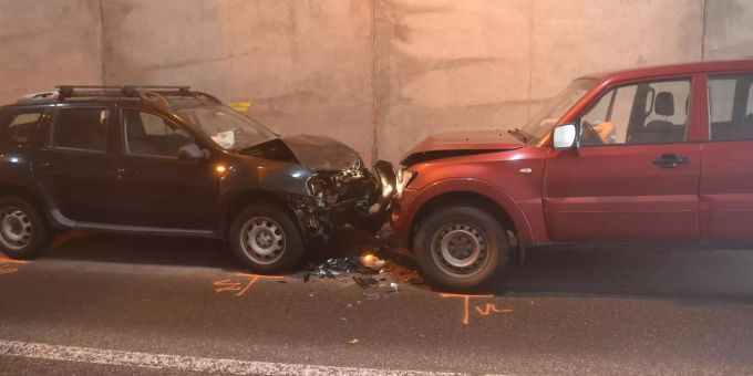 Beide Personenwagen wurden total beschädigt. Unfall