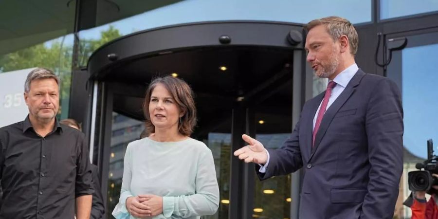 Annalena Baerbock und Robert Habeck, Bundesvorsitzende von Bündnis 90/Die Grünen, und FDP-Chef Christian Lindner (r.) nach den Sondierungsgesprächen. Foto: Michael Kappeler/dpa