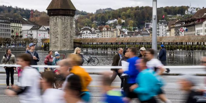 Läufer rennen im Rahmen des Swiss City Marathon 2017 über die Seebrücke in Luzern. marathonlauf