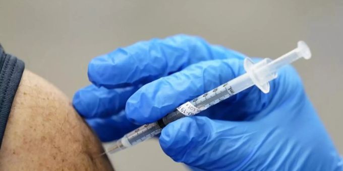 Laut Gesundheitsministerium haben alle Bürger grundsätzlich Anspruch auf eine Auffrischungsimpfung gegen Corona. Foto: Paul Sancya/AP/dpa Laut Gesundheitsministerium haben alle Bürger grundsätzlich Anspruch auf eine Auffrischungsimpfung gegen Corona. Foto: Paul Sancya/AP/dpa