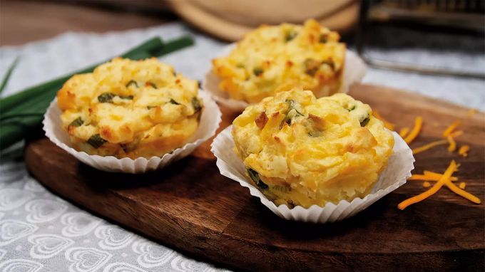 Ob als Beilage, für unterwegs oder als Mitbringsel: Kartoffel-Muffins lassen sich ganz einfach aus übrig gebliebenen Kartoffeln zubereiten. Kartoffelmuffins