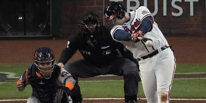Austin Riley (r) von den Atlanta Braves in Aktion. Foto: John Bazemore/AP/dpa Austin Riley (r) von den Atlanta Braves in Aktion. Foto: John Bazemore/AP/dpa