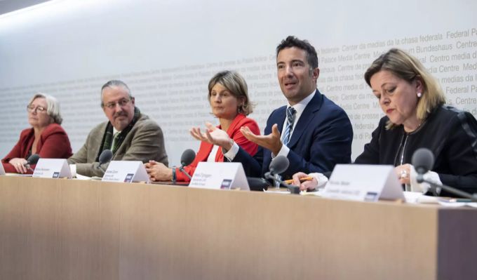 Nationalrätin Laurenec Fehlmann Rielle, SP-GE, Nationalrat Beat Flach, GLP-AG, Nationalrätin Barbara Steinemann, SVP-ZH, Ständerat Andrea Caroni, FDP-AR und Regierungsrätin Heidi Z'graggen, UR, von links, vom Nein-Komitee sprechen an einer Medienkonferenz zur Justitzinitiative. Justizinitiative