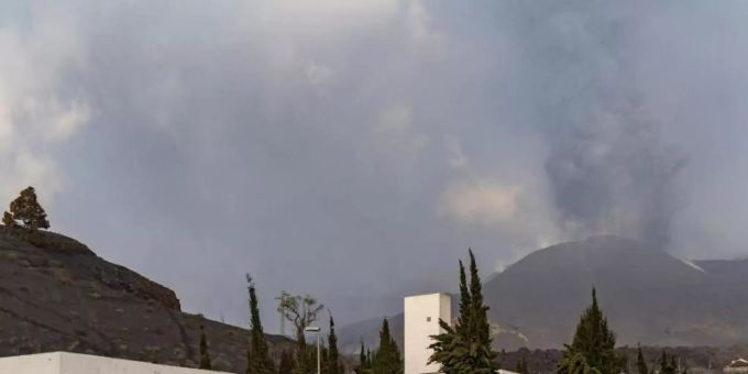 Der Friedhof von Los Angeles ist mit Asche bedeckt, während im Hintergrund die Rauch- und Aschesäule zu sehen ist, die der Vulkan Cumbre Vieja ausstösst. Foto: Europa Press/EUROPA PRESS/dpa Der Friedhof von Los Angeles ist mit Asche bedeckt, während im Hintergrund die Rauch- und Aschesäule zu sehen ist, die der Vulkan Cumbre Vieja ausstösst. Foto: Europa Press/EUROPA PRESS/dpa