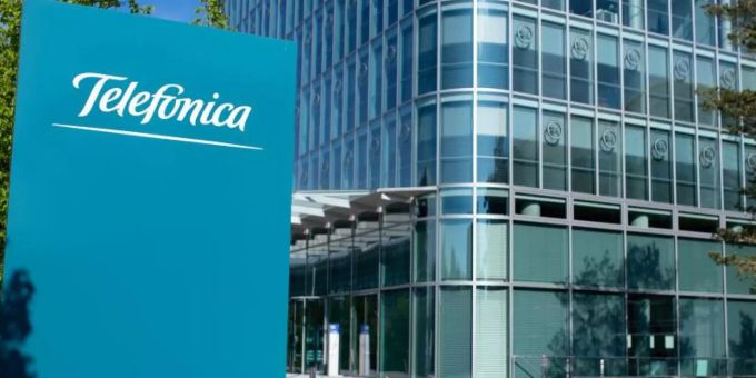Das Logo des Telekommunikationsanbieters Telefonica ist auf einem Schild vor der Deutschlandzentrale am Uptown-Hochhaus in München zu sehen. Foto: Sven Hoppe/dpa Das Logo des Telekommunikationsanbieters Telefonica ist auf einem Schild vor der Deutschlandzentrale am Uptown-Hochhaus in München zu sehen. Foto: Sven Hoppe/dpa