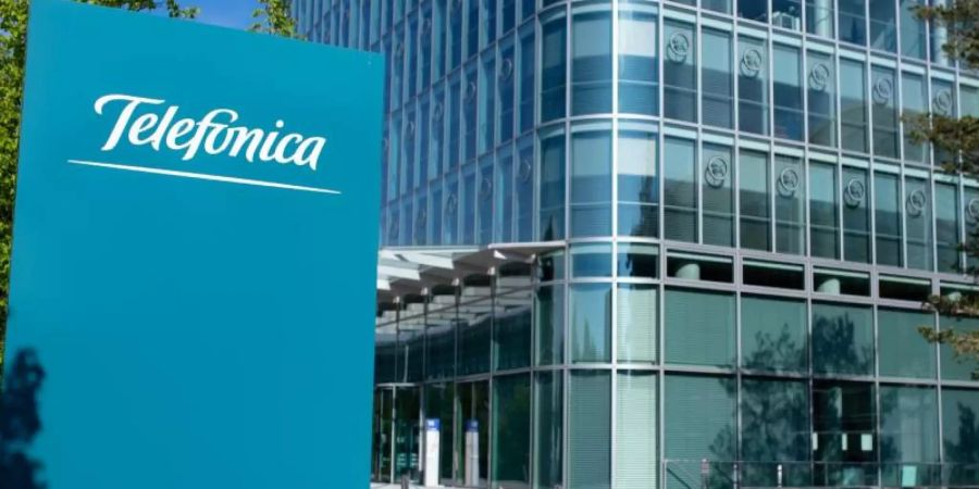 Das Logo des Telekommunikationsanbieters Telefonica ist auf einem Schild vor der Deutschlandzentrale am Uptown-Hochhaus in München zu sehen. Foto: Sven Hoppe/dpa