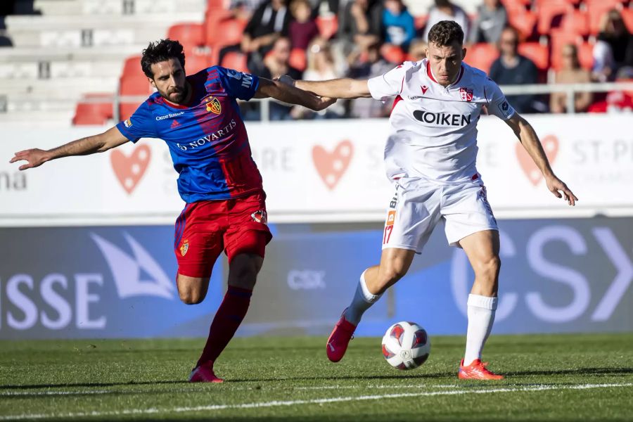 Basels Eray Cömert (l.) im Duell mit Sion-Angreifer Filip Stojilkovic (r.).