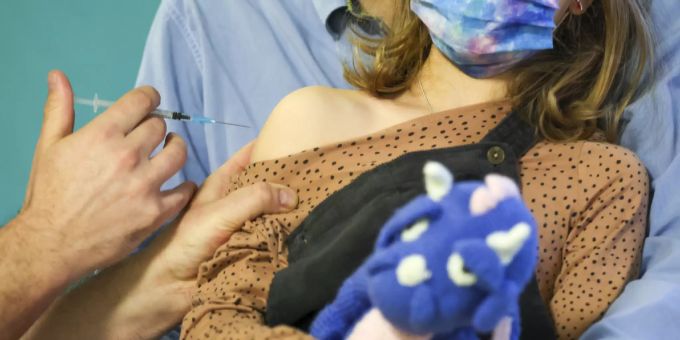 Eine Siebenjährige lässt sich gegen das Coronavirus impfen. coronavirus
