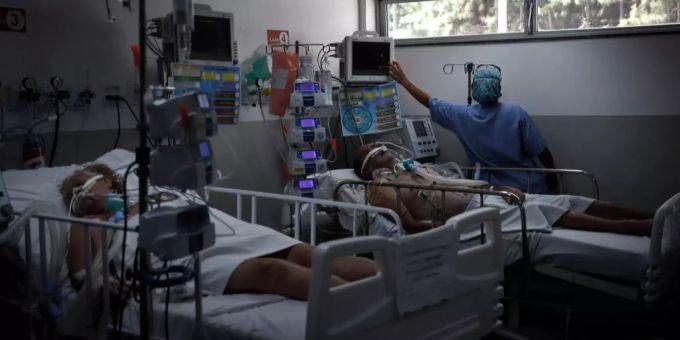 Zwei Covid-19-Patienten liegen am 12. März 2021 auf einer Intensivstation in einem Spital in der Nähe von São Paulo. Coronavirus Brasilien