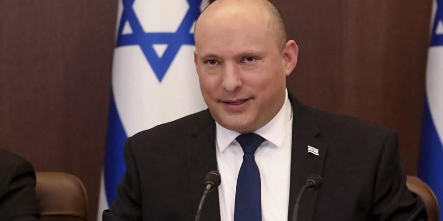 Naftali Bennett, Ministerpräsident von Israel, spricht während einer Kabinettssitzung im Büro des Ministerpräsidenten. Foto: Gil Cohen-Magen/Pool AFP/AP/dpa