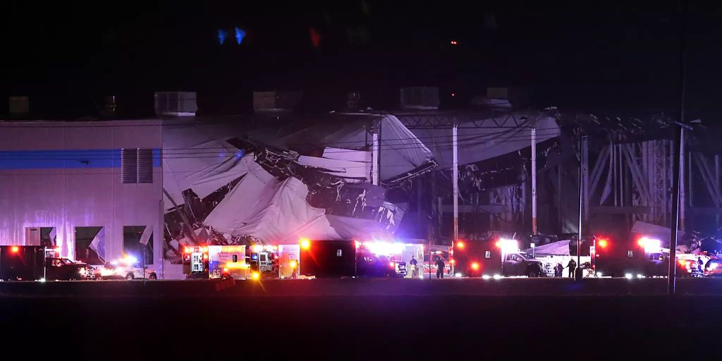 illinois-tornado-trapped-in-amazon-buildings-live-feeds