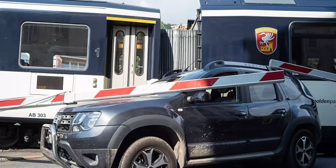 Der Autofahrer konnte sich noch rechtzeitig aus seinem Fahrzeug retten, und die Zugpassagiere blieben wie durch ein Wunder unverletzt. (Symbolbild) Der Autofahrer konnte sich noch rechtzeitig aus seinem Fahrzeug retten, und die Zugpassagiere blieben wie durch ein Wunder unverletzt. (Symbolbild)