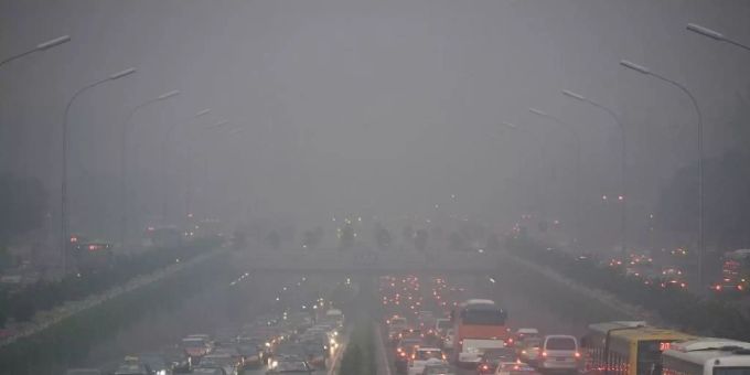 Smog in Peking. (Archivbild) Verkehrsstau in Peking bei Smog. Foto: epa Diego Azubel/EPA/dpa
