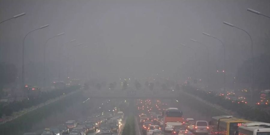 Verkehrsstau in Peking bei Smog. Foto: epa Diego Azubel/EPA/dpa
