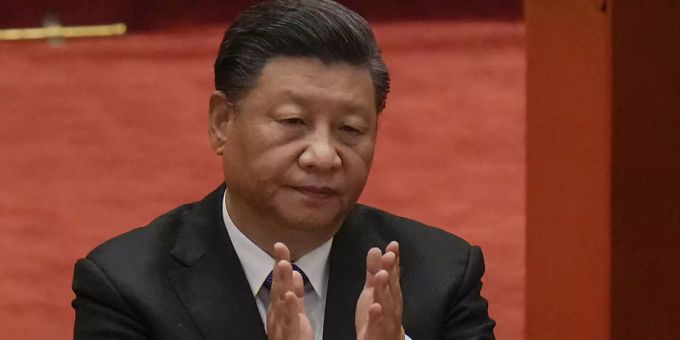Xi Jinping, Präsident von China, applaudiert während einer Veranstaltung zum 110. Jahrestag der Xinhai-Revolution in der Grossen Halle des Volkes in Peking. Foto: Andy Wong/AP/dpa Xi Jinping, Präsident von China, applaudiert während einer Veranstaltung zum 110. Jahrestag der Xinhai-Revolution in der Grossen Halle des Volkes in Peking. Foto: Andy Wong/AP/dpa