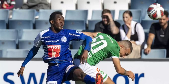 Luzerns Ibrahima Ndiaye im Duell mit St. Gallens Nicolas Lüchinger. FC Luzern