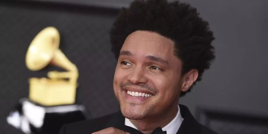 Kann sich auch für die Grammys 2022 wieder schick machen: Trevor Noah wird erneut moderieren. Foto: Jordan Strauss/Invision/AP/dpa