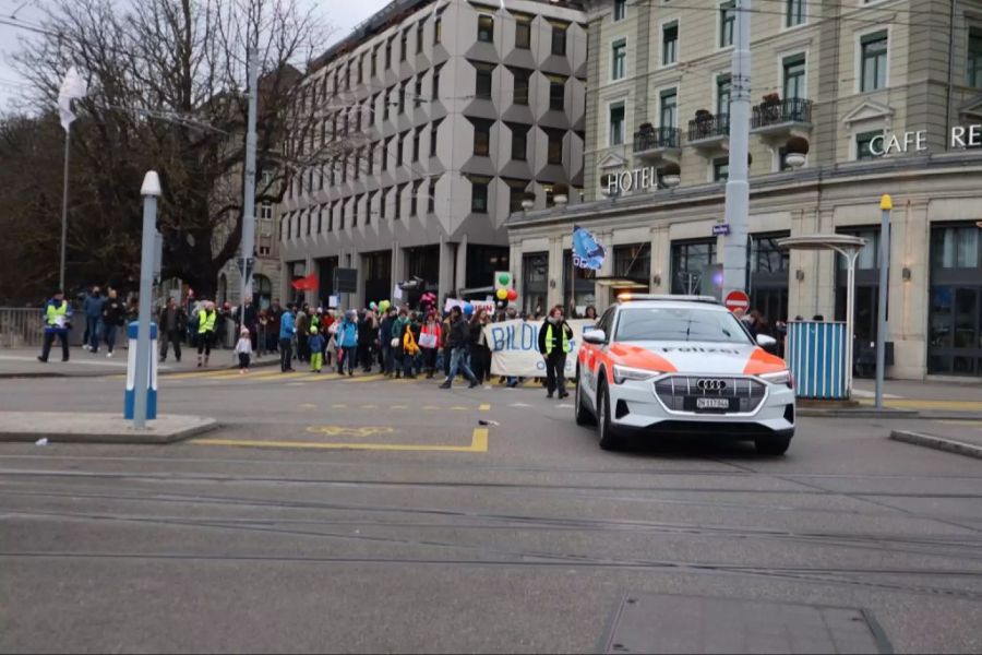 Auch die Polizei ist vor Ort an der Demo in Zürich.