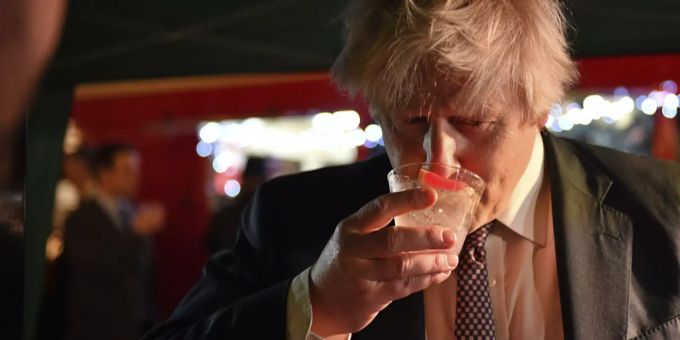 Der britische Premierminister Boris Johnson trinkt beim Besuch eines Food-Festivals ein Glas Gin am 30. November 2021. Boris Johnson