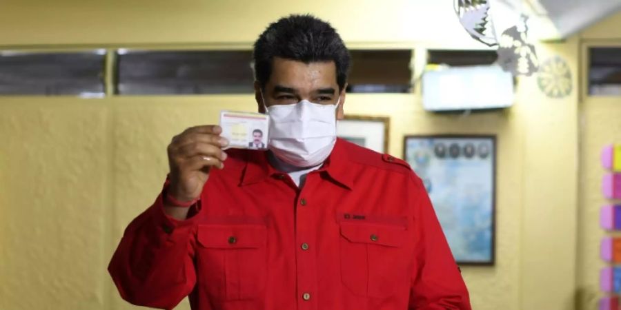 Maduro zeigt bei Verlassen des Wahllokals seinen Ausweis