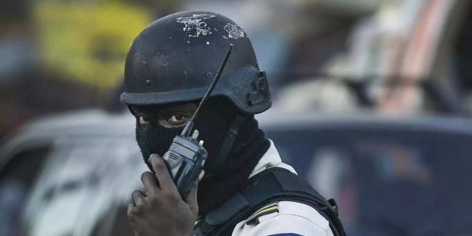 Ein Polizist patrouilliert an einer Kreuzung in Port-au-Prince. Zwei vor über einem Monat in Haiti entführte Ausländer sind freigelassen worden. Foto: Matias Delacroix/AP/dpa Ein Polizist patrouilliert an einer Kreuzung in Port-au-Prince. Zwei vor über einem Monat in Haiti entführte Ausländer sind freigelassen worden. Foto: Matias Delacroix/AP/dpa