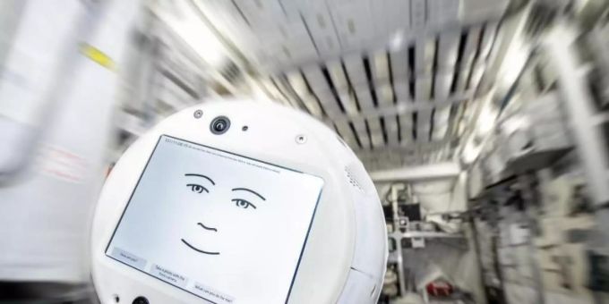 Das Assistenzsystem Cimon - der Roboter soll dem deutschen Astronauten Matthias Maurer auf der Internationalen Raumstation ISS Gesellschaft leisten. Foto: -/DLR/dpa Das Assistenzsystem Cimon - der Roboter soll dem deutschen Astronauten Matthias Maurer auf der Internationalen Raumstation ISS Gesellschaft leisten. Foto: -/DLR/dpa
