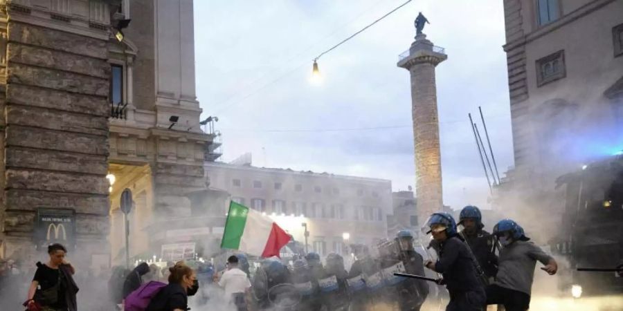 Eine Demonstration gegen den «Grünen Pass» ist in Rom eskaliert. Foto: Mauro Scrobogna/LaPresse/AP/dpa