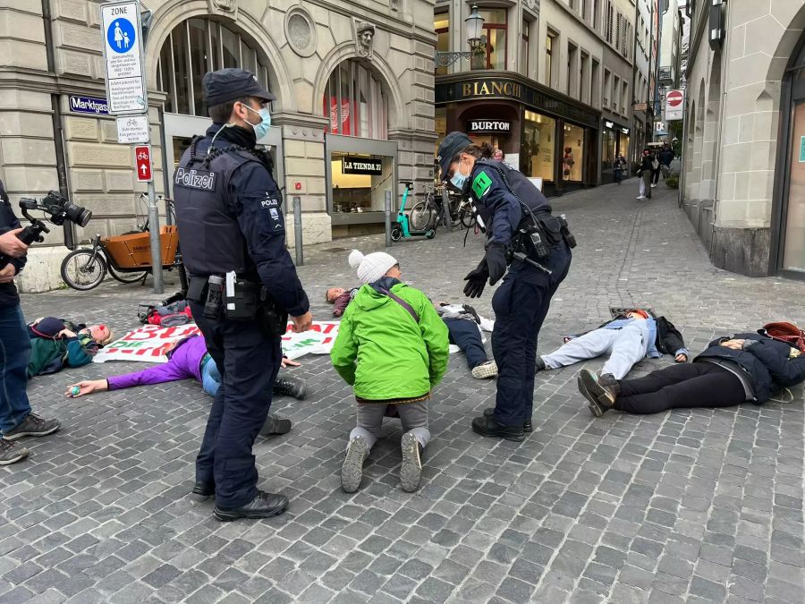 Die Polizei am «Die-In» am Limmatquai.