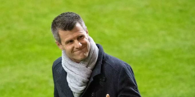 Bayern-Trainer Jens Scheuer grüsst in Richtung der Tribüne - und von der Tabellenspitze. Jens Scheuer