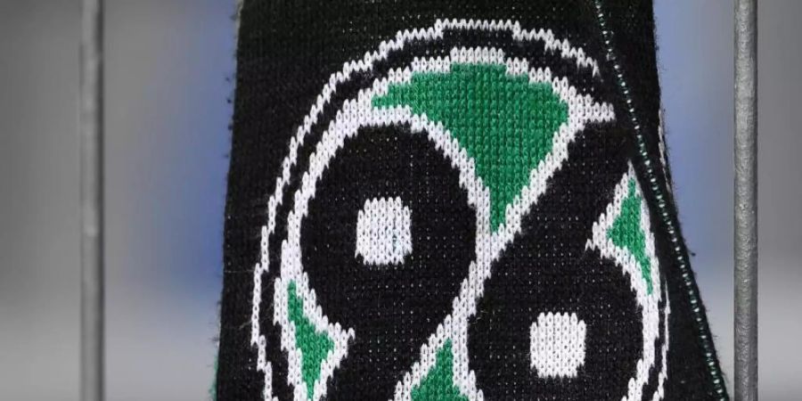 Das Logo von Hannover 96. Foto: Swen Pförtner/dpa/Archivbild