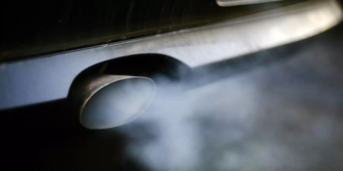 Abgase aus einem Auto-Auspuff Abgase aus einem Auto-Auspuff
