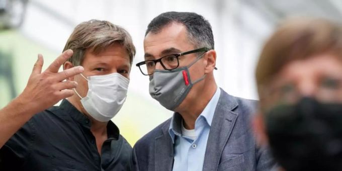 Der frühere Grünen-Chef Cem Özdemir (M) soll Agrarminister in einer künftigen Bundesregierung mit SPD und FDP werden. Foto: Kay Nietfeld/dpa Der frühere Grünen-Chef Cem Özdemir (M) soll Agrarminister in einer künftigen Bundesregierung mit SPD und FDP werden. Foto: Kay Nietfeld/dpa
