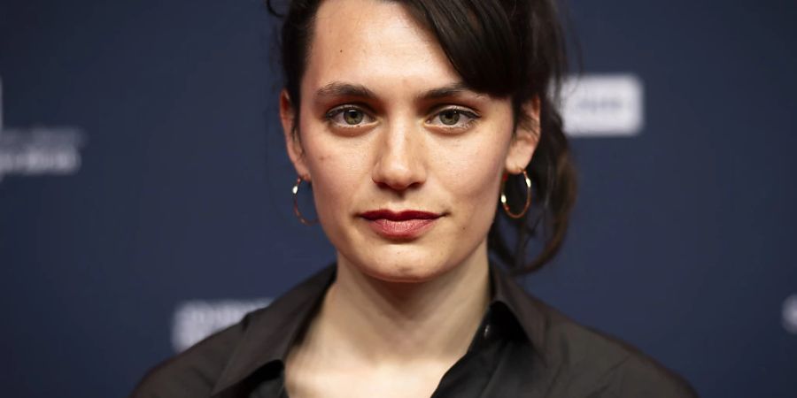 Schauspielerin Ella Rumpf posiert auf dem roten Teppich an der Verleihung des Schweizer Filmpreises 2024. Rumpf gewann am Freitagabend den Preis als beste Darstellerin.