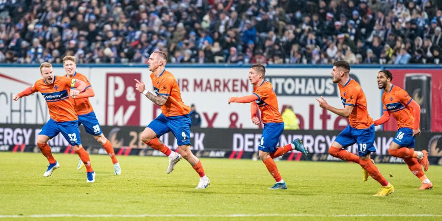 Darmstadts Phillip Tietz (3.v.l.) jubelt nach seinem Tor zur 1:0-Führung.